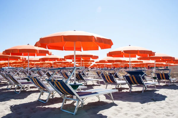 Sonnenschirme und Liegen in Cesenatico Strand, Italien — Stockfoto