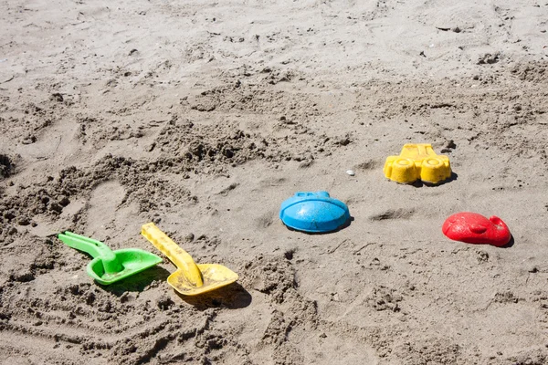 Juguetes de playa en la arena y el mar — Foto de Stock