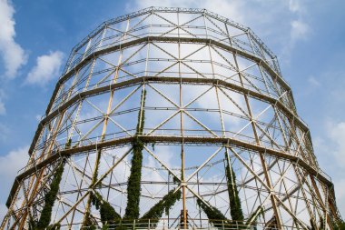 terkedilmiş gasometer metal bitki örtüsü ile kaplı