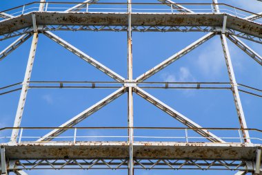 closeup gasometer ve paslı metal terkedilmiş