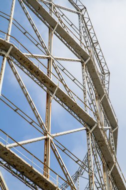 closeup gasometer ve paslı metal terkedilmiş
