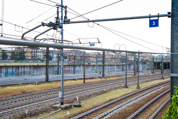 Intercâmbio de detalhes com trilhos ferroviários e linhas de energia — Fotografia de Stock