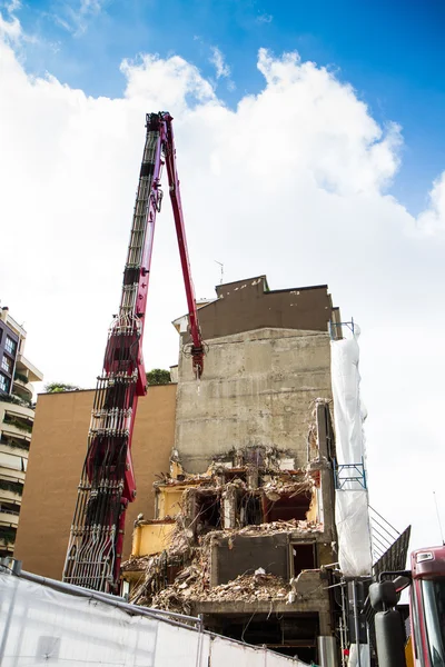 Grúa y excavadora trabajando en la demolición de edificios — Foto de Stock