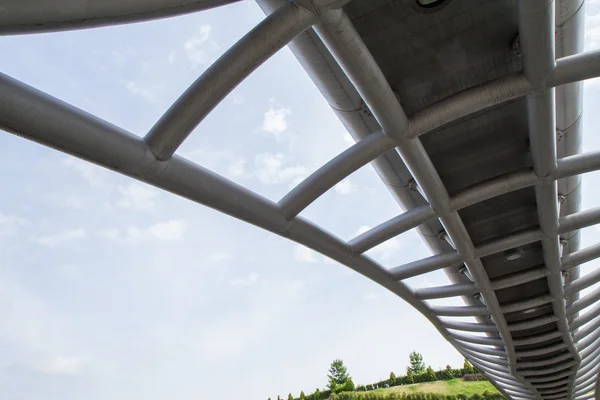 Vértes modern footbridge felfüggesztett alulról fényképezett — Stock Fotó
