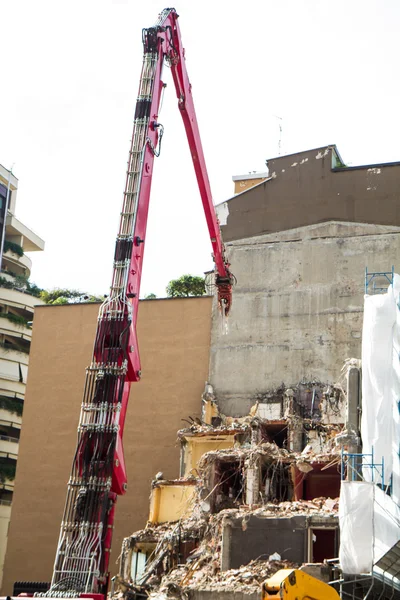 Grúa y excavadora trabajando en la demolición de edificios — Foto de Stock