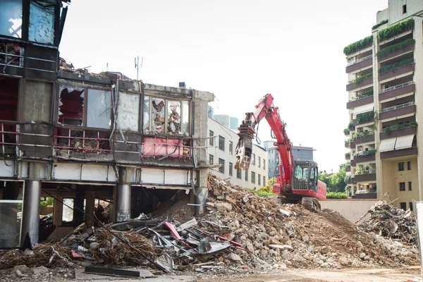 Guindaste e escavador trabalhando na demolição de edifícios — Fotografia de Stock