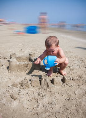 Denizde kum ve sulama olabilir İtalya beach oynarken küçük çocuk