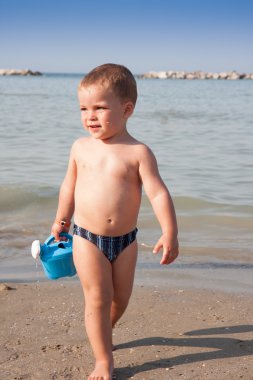 Denizde kum ve sulama olabilir İtalya beach oynarken küçük çocuk