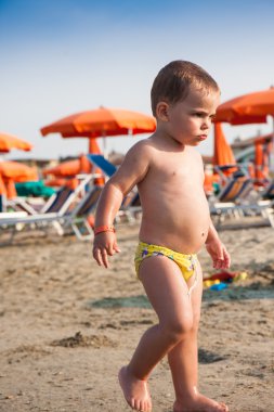 Mutlu bebek plajda suda oynamak