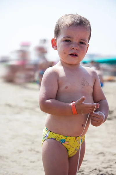 Bebé jugando en el agua en la playa, Italia — Foto de Stock