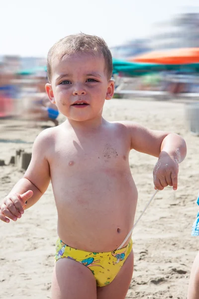 Bebé jugando en el agua en la playa, Italia — Foto de Stock
