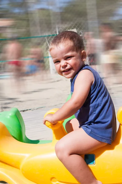 Glückliches Kind auf dem Schaukelpferd zum Spielplatz — Stockfoto