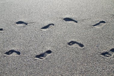 gri taş sahilde ayak izleri