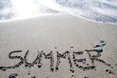 çakıl plajı üzerinde yazılan sözcükler yaz