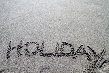 çakıl plajı üzerinde yazılan sözcükler tatil