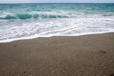 Calabria ve dalgalar güzel Plajı ile yaz