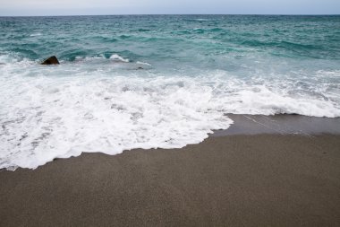 Calabria ve dalgalar güzel Plajı ile yaz