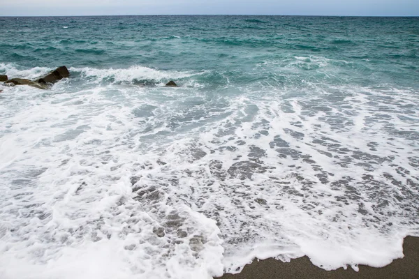 Sommer mit schönem Strand in Kalabrien und Wellen — Stockfoto