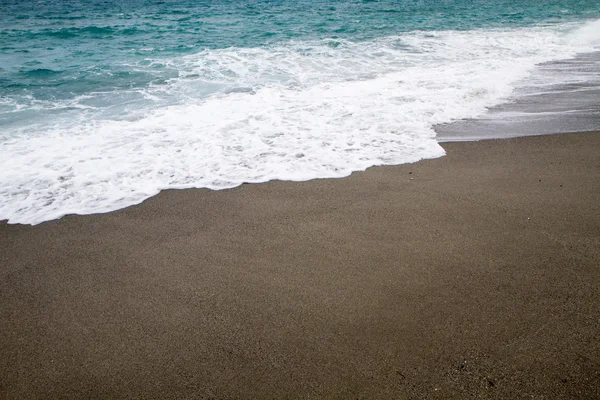 Nyáron a gyönyörű tengerpart, Calabria és hullámok — Stock Fotó