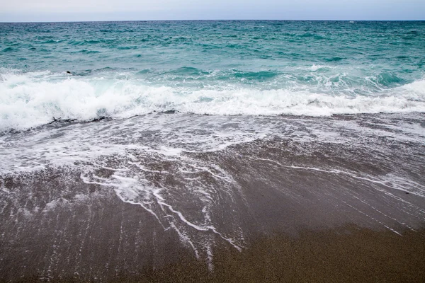 Été avec belle plage en Calabre et vagues — Photo