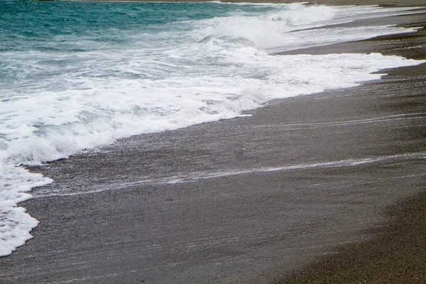 Verão com bela praia na Calábria e ondas — Fotografia de Stock