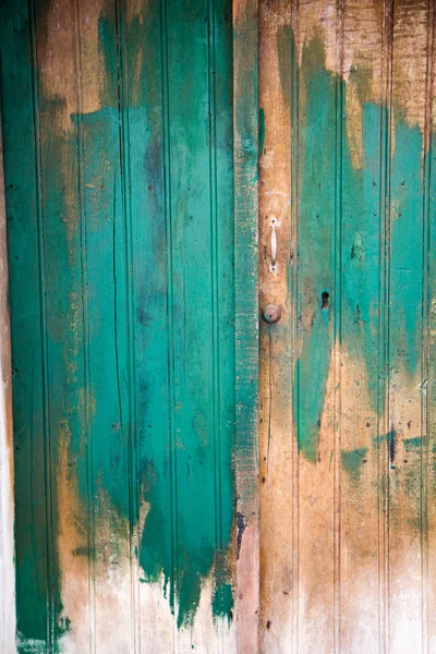 Porte en bois avec peeling peinture verte — Photo