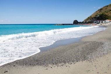 ıssız sahilde kırma dalgalar, arka plan mavi sk