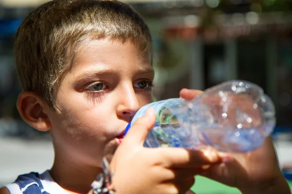 Portrait d'un enfant buvant une bouteille d'eau — Photo