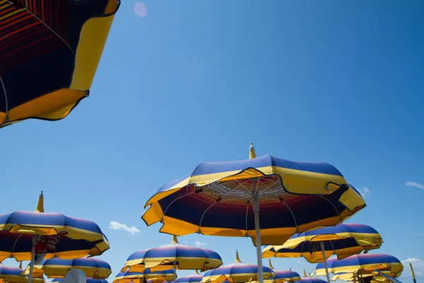 Cerrar sombrillas multicolores cielo de playa — Foto de Stock