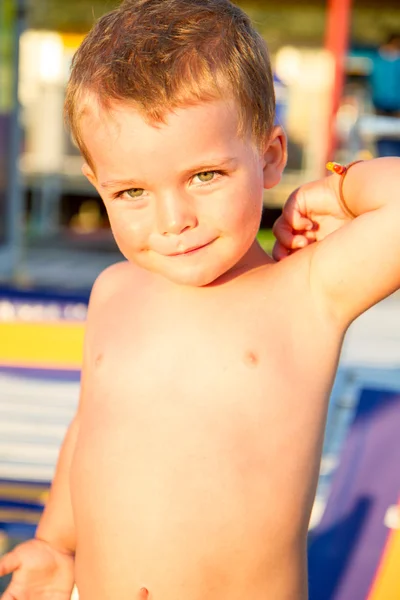 Çocuk, gün batımında sahilde çıplak — Stok fotoğraf