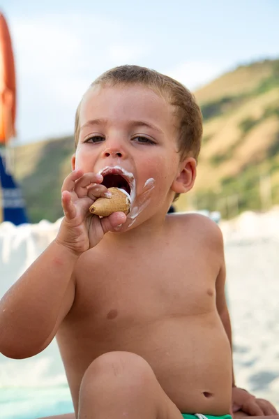Querida, comer um gelado na praia — Fotografia de Stock