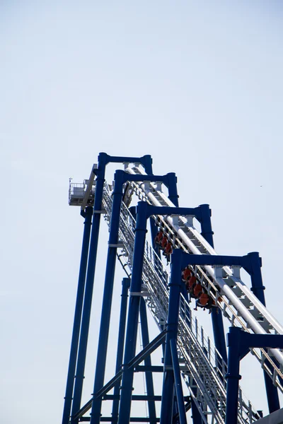 Park rozrywki nowoczesne roller coaster Włochy — Zdjęcie stockowe