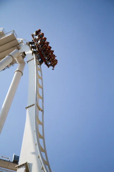 Park rozrywki nowoczesne roller coaster Włochy — Zdjęcie stockowe