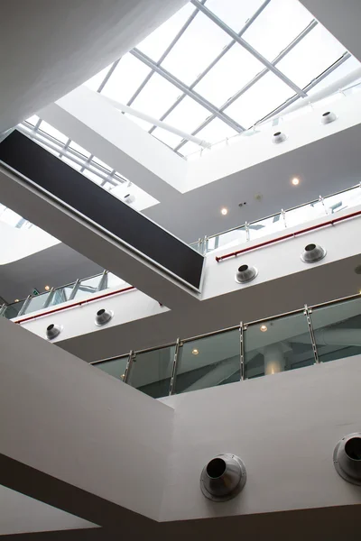 Dettaglio interno di un edificio moderno con vetrate — Foto Stock