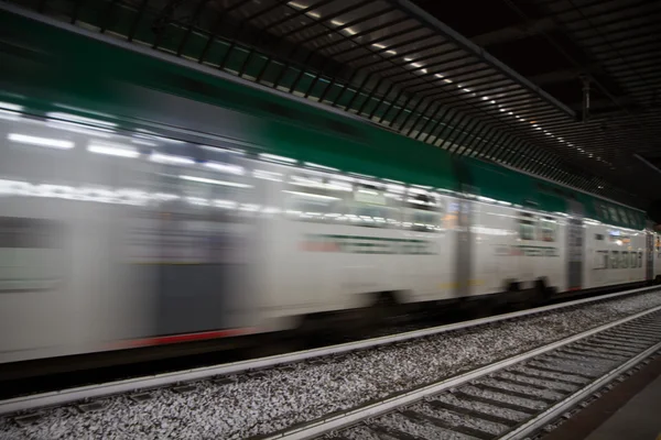 Treno pendolare veloce per passeggeri con sfocatura movimento — Foto Stock