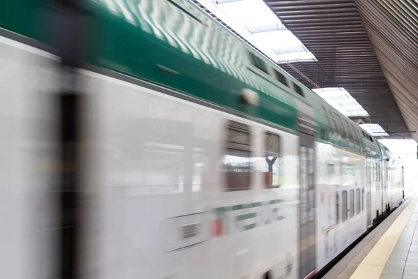 Tren de pasajeros rápido con desenfoque de movimiento — Foto de Stock