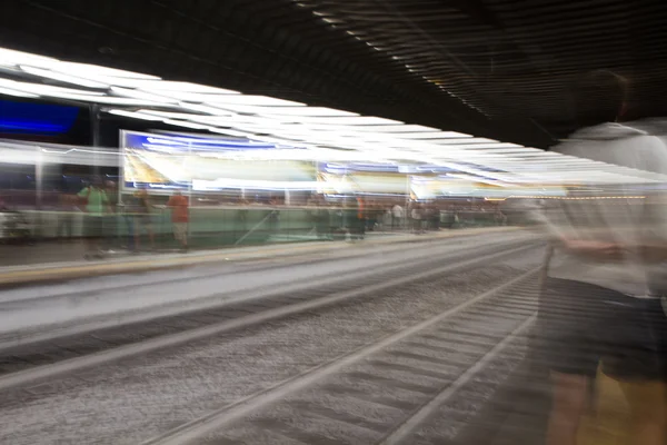 Tren de pasajeros rápido con desenfoque de movimiento —  Fotos de Stock