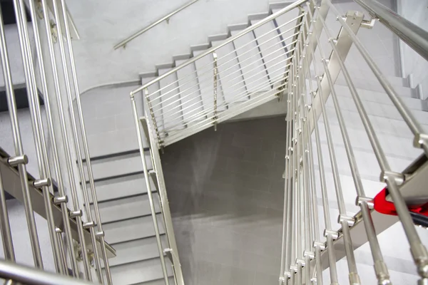 계단을 가진 현대 건물의 인테리어 세부 — 스톡 사진