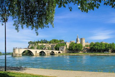 Avignon'ın Köprüsü ve Papalar Sarayı