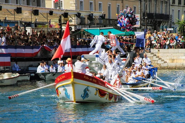 Νερό jousting επιδόσεις κατά τη διάρκεια του Φεστιβάλ st.louis στο το stree — Φωτογραφία Αρχείου