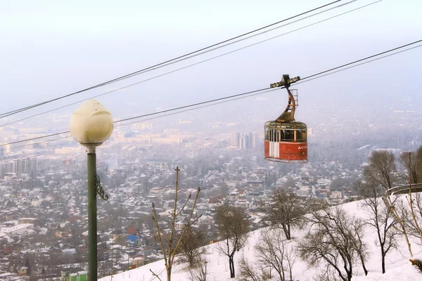 Kabelbaan met de mistige stad Almaty, Kazachstan — Stockfoto