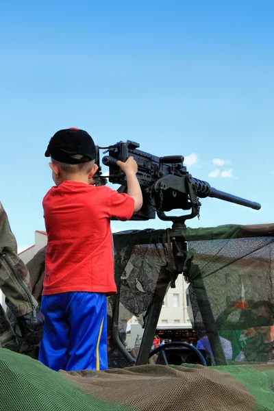 Little boy with machine gun — Stock Photo, Image