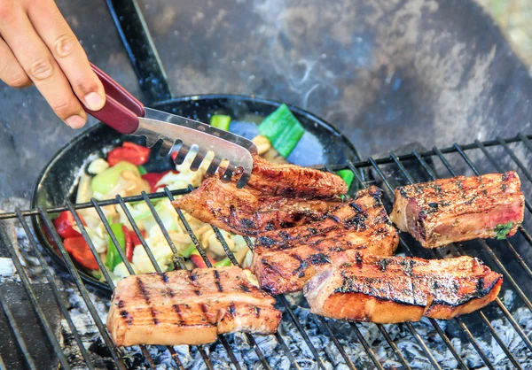 Rippchen und Gemüse auf dem Grill — Stockfoto