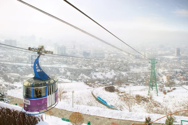 Kabelbaan met de opvatting van Almaty, Kazakhstan — Stockfoto