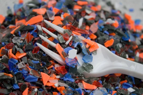粉碎回收塑料和叉子 用于进一步加工的塑料 — 图库照片