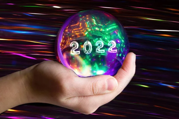 Prorocza Świecąca Kula Dłoni Napisem 2022 Odkryj Przyszłość Przyniesie Nam — Zdjęcie stockowe