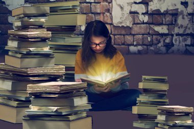Kitap yığınlarının arasında genç bir kız. Genç bir kız parlak bir ışığın çıktığı bir kitap okuyor. O, kitap yığınları ile çevrilidir. Kitap günü.