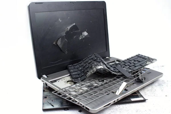 Laptop paramparça olmuş. Ekran çatlamış, klavye kırılmış. Elektro atık.