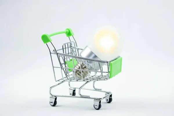 Inköp Glödande Energibesparande Glödlampa Kundvagn Spara Elektricitet — Stockfoto