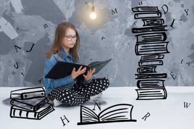 Kitap ve mektupların arasında genç bir kız. Genç bir kız kitap okuyor. O, kitap yığınları ile çevrilidir. Kitap günü.